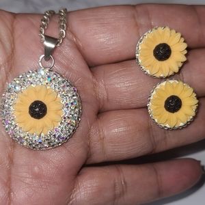 Chain, pendant and sunflower earrings